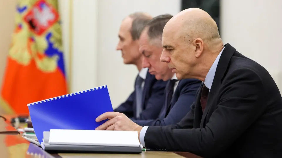 За январь—апрель дефицит федерального бюджета достиг 5,877 трлн рублей: поступления от нефти и газа остались существенно ниже прошлогодних, а расходы выросли гораздо быстрее.