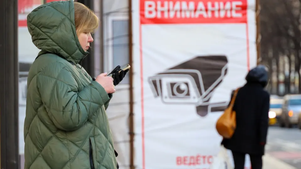 Пользователи заметили, что в государственных мессенджерах без их согласия исчезают сообщения со ссылками на ключи для VPN, а повторная отправка может приводить к выходу из аккаунта. Одновременно усиливаются ограничения на вход при включённом VPN в ряде государственных сервисов.