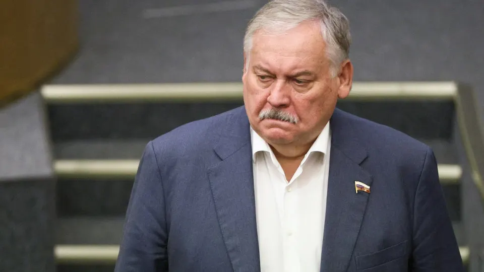 Первый зампред комитета Госдумы Константин Затулин заявил, что Латвия и Эстония не выполнили обещаний при выходе из СССР и усилили дискриминацию русскоязычного населения. Эти заявления прозвучали на фоне дискуссий о разрешении применения российских войск за рубежом и аналитических прогнозов о возможной эскалации.