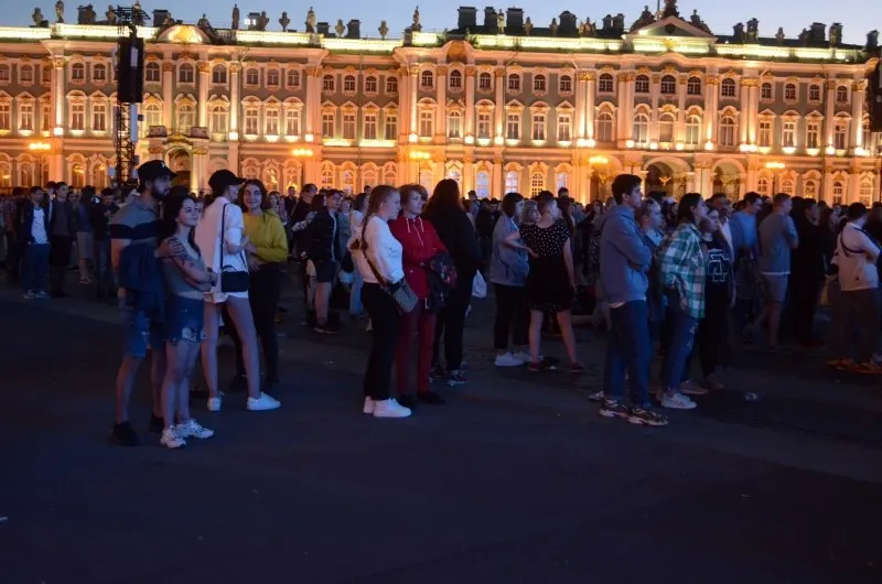 В ночь на 27–28 июня в Санкт‑Петербурге пройдёт «Алые паруса» для около 66 тысяч выпускников. Одновременно утверждены 300 приоритетных образовательных программ и увеличены бюджетные места; в Смоленске пройдут мероприятия ко Дню молодёжи.