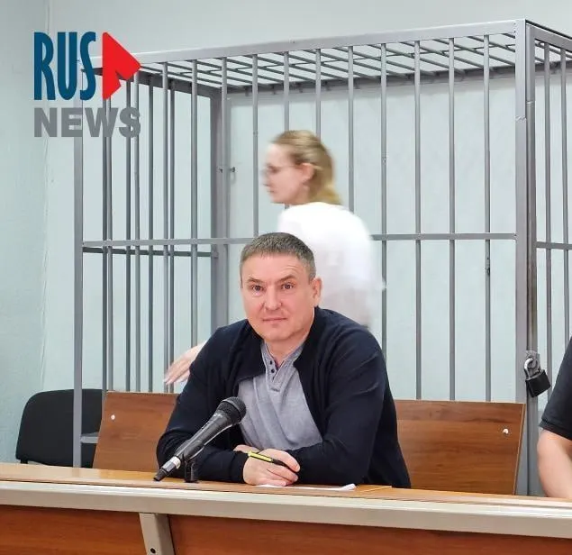 Правозащитник Александр Алексей Соколов (Алексей Соколов) подал иск к Минюсту из‑за ограниченного доступа к бумаге и ручке в карцере — по решению суда такая практика признана законной, хотя она мешает подготовке к судебным заседаниям.