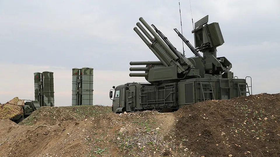 Российские военные используют комплекс «Волна Купол Гарант», способный глушить спутниковую связь Starlink в радиодиапазоне 14–14,5 ГГц на площади до 20 км². Систему уже неоднократно фиксировали и уничтожали.