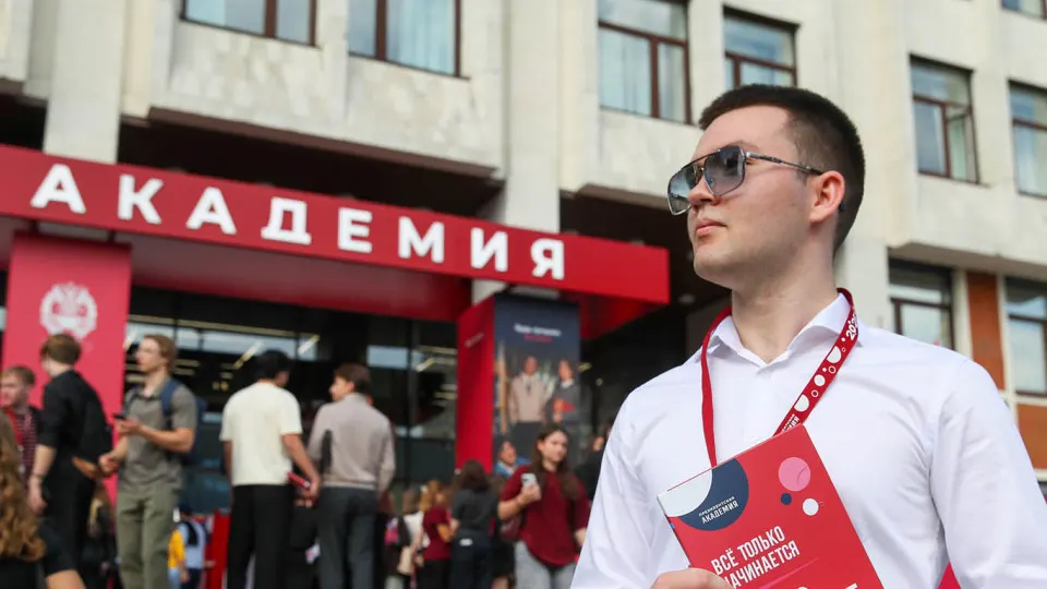 В ряде вузов распространяют предложения о годичной службе в отрядах против беспилотников: обещают ежемесячные выплаты, премии за сбитые БПЛА, обучение и социальные гарантии. Это часть масштабной кампании по набору в войска беспилотных систем.