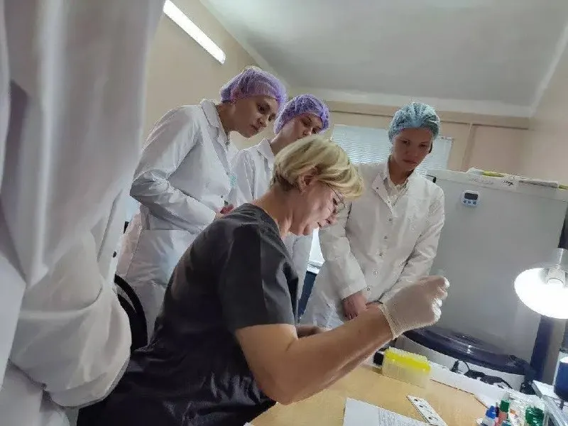 Пациентку с тяжёлым сердечно‑сосудистым заболеванием доставили санавиацией из Сочи. Из‑за преэклампсии и внутриутробной гипоксии врачи провели экстренное кесарево — оба пациента выжили, семья вернулась домой.
