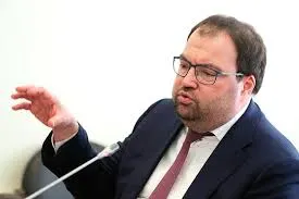 На IT‑завтраке в рамках ПМЭФ‑2026 глава Минцифры Максут Шадаев сообщил, что внедрение механизмов возрастной идентификации на онлайн‑платформах — ближайшая задача; ведомство изучает опыт Roblox, заблокированной в России.