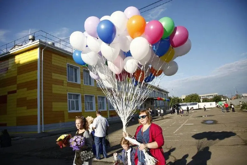 Власти города перенесли празднования для выпускников 9-х и 11-х классов в актовые залы школ и усиливают меры безопасности в общественных пространствах.