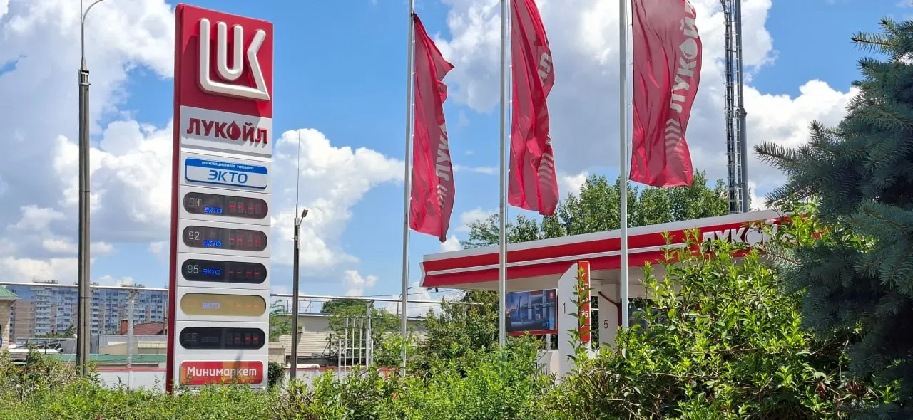 В районе Российской автомобилисты обнаружили, что на трёх заправках нет топлива. В поставках назвали разные сроки — от 28 июня до понедельника, 29 июня.