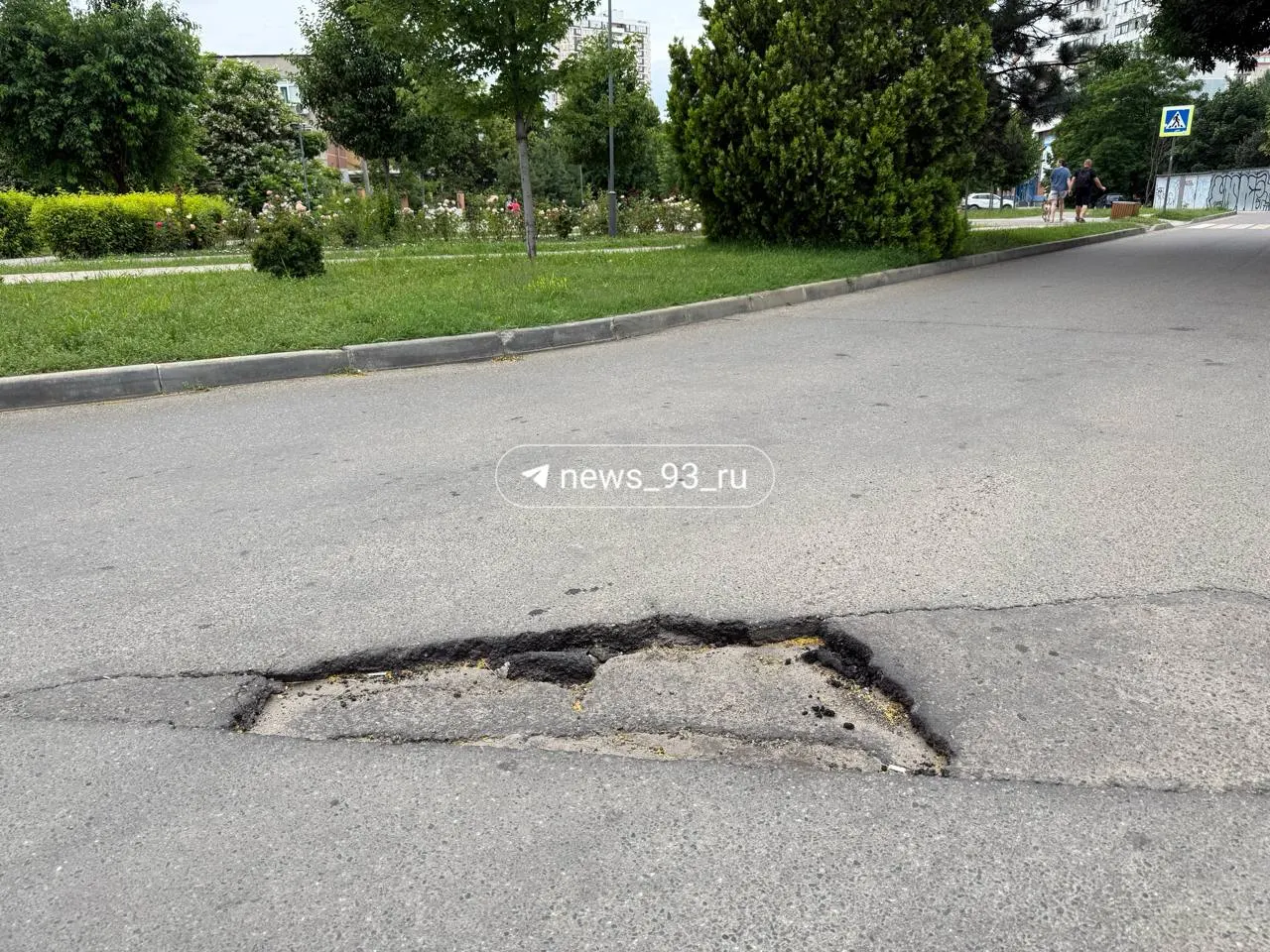 После зимы ямы во дворах Краснодара до сих пор не заделали: дорога вдоль Школьного бульвара в ЮМР уже покрыта латками и глубокими провалами, рядом три школы — родители требуют мер безопасности.