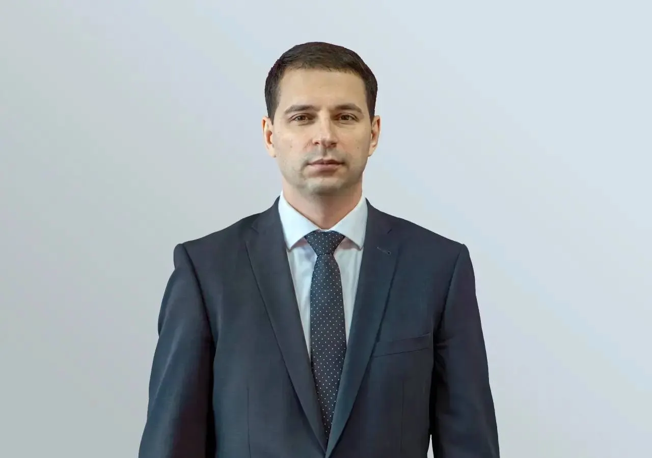 Губернатор подписал распоряжение о назначении Крушельницкого после периода и.о. с 14 мая 2026 года. Ранее глава ведомства Евгений Филиппов был задержан по подозрению в мошенничестве и сейчас по его делу идёт суд.