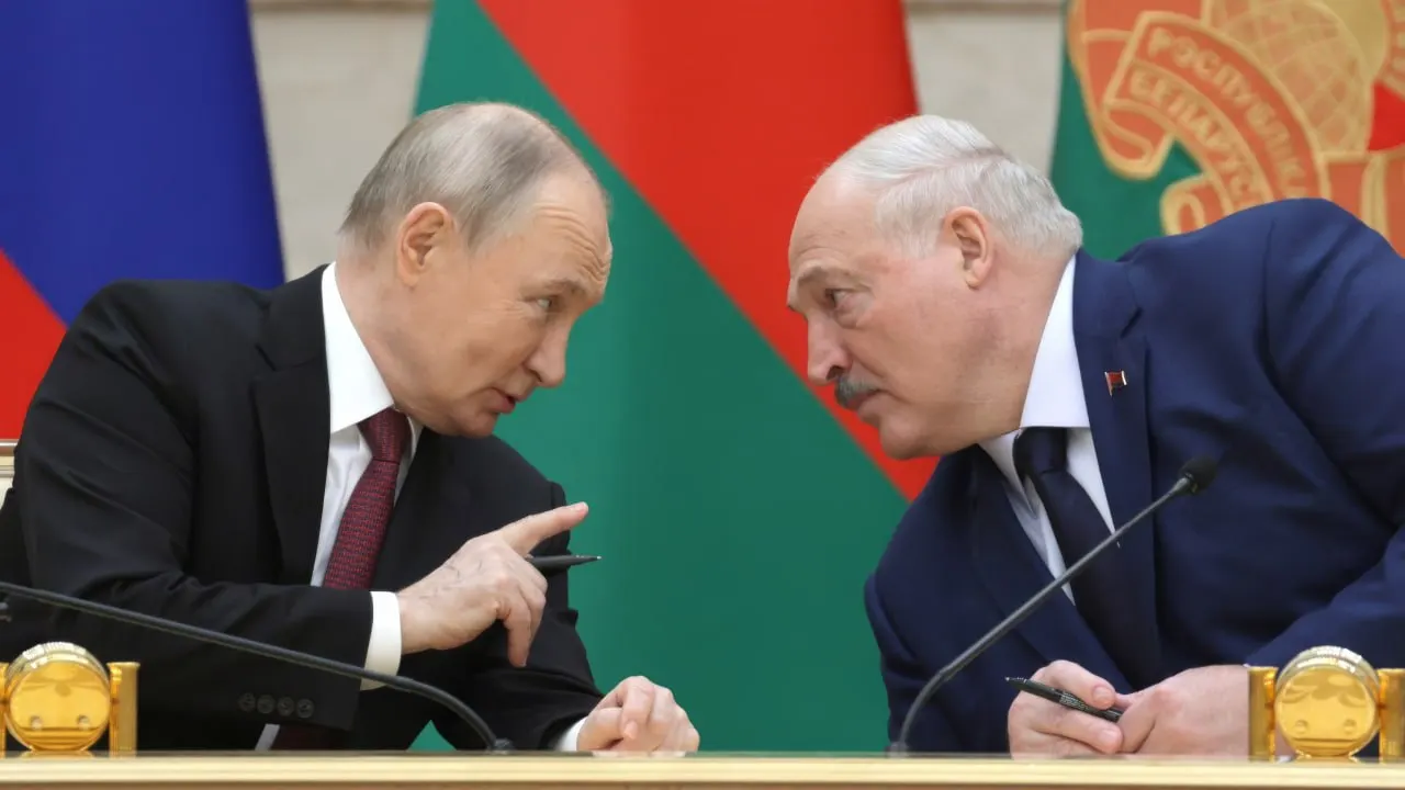 26 июня в резиденции на Валдае прошли закрытые переговоры между Владимиром Путиным и Александром Лукашенко. Официальных совместных заявлений не было; стороны обсуждали вопросы региональной безопасности, торгово‑экономическое взаимодействие и ситуацию на белорусско‑украинской границе.