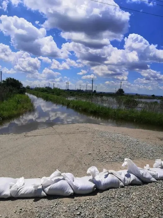 В Крымском районе Краснодарского края вода через разрыв дамбы подошла к хутору Урма и селу Гвардейского. Введён режим ЧС, подтоплены тысячи гектаров посевов, часть жителей уже эвакуировали в превентивных целях.