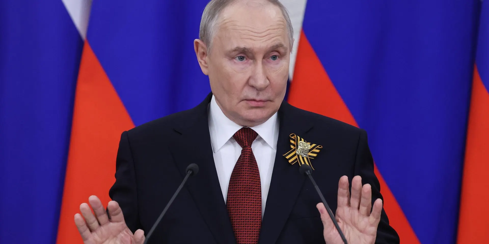 Высокопоставленные финансовые чиновники заявляют, что сохранение текущего уровня военных расходов приведёт к росту дефицита и сокращению гражданских программ; президент поручил сначала искать экономию в невоенных статьях бюджета.