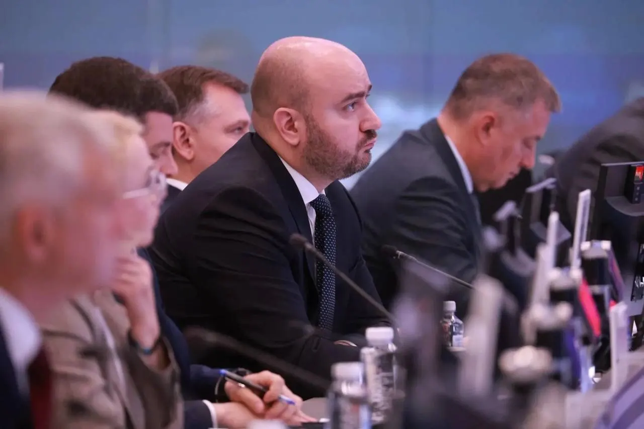 В Москве на совещании под руководством вице‑премьера обсуждали поставки бензина и дизеля в регионы, координацию с поставщиками и контроль логистики; для Самарской области особенно важно бесперебойное снабжение топлива.