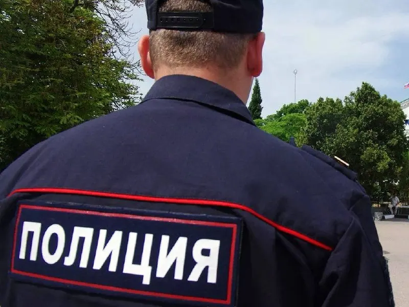 Трое мужчин ворвались в квартиру на Зиповской, избили 45‑летнего арендатора, под угрозой заставили назвать пароль от мобильного банка и перевели 820 тысяч рублей; полиция задержала троих подозреваемых.