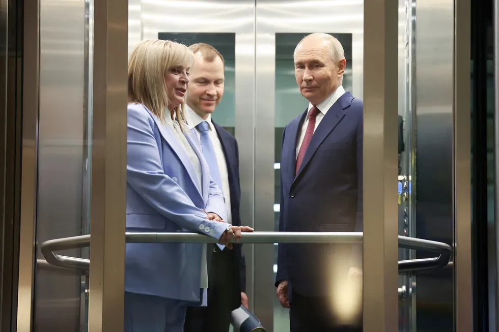 Источники в окружении администрации президента сообщают, что руководители силовых ведомств настаивают на переносе или отмене думских выборов из‑за экономических трудностей, падения рейтингов и недавних атак. В администрации и политблоке обсуждение считают в основном разговорным, а сам президент склоняется к проведению голосования в срок.