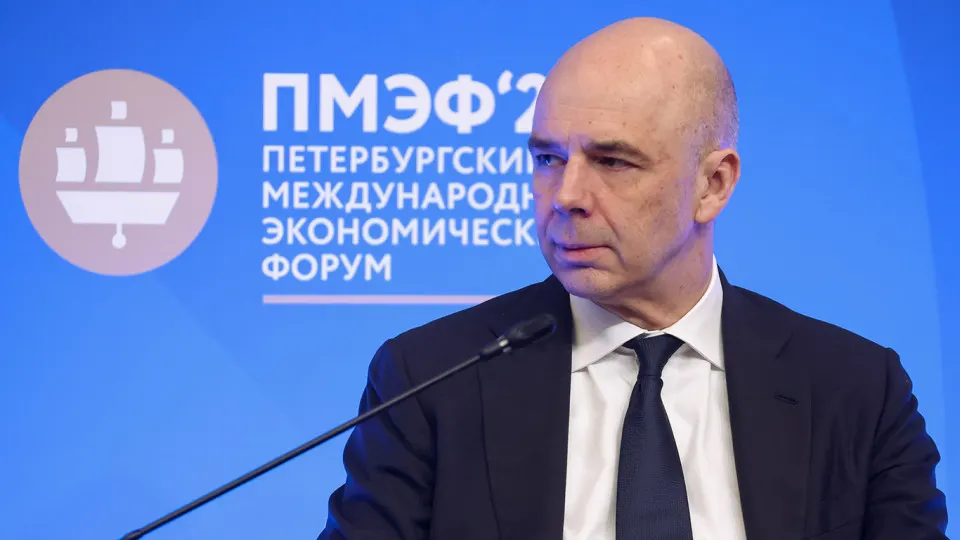 По оценке Счетной палаты, доходы федерального бюджета в 2026 году могут составить около 38,2 трлн руб., что на 2,1 трлн (5,2%) ниже плановых показателей. Основные риски — недобор нефтегазовых поступлений и влияние крепкого рубля на ненефтегазовые налоги.