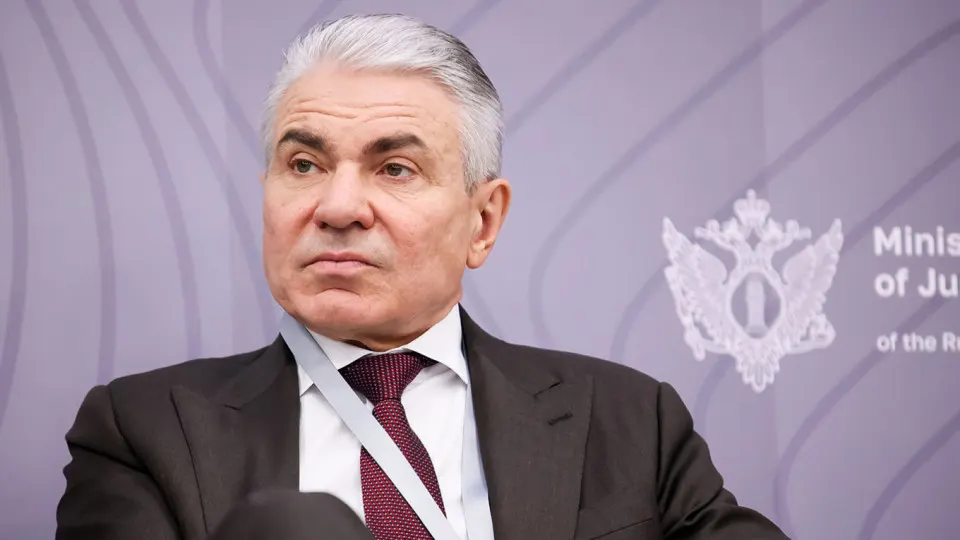 Заместитель министра юстиции заявил, что российские разработчики искусственного интеллекта должны встроить в нейросети механизмы, препятствующие повторению действий, подобных деятельности «иноагентов». Он предложил возложить ответственность за работу таких фильтров на владельцев ИИ с возможными административными, уголовными или финансовыми санкциями.