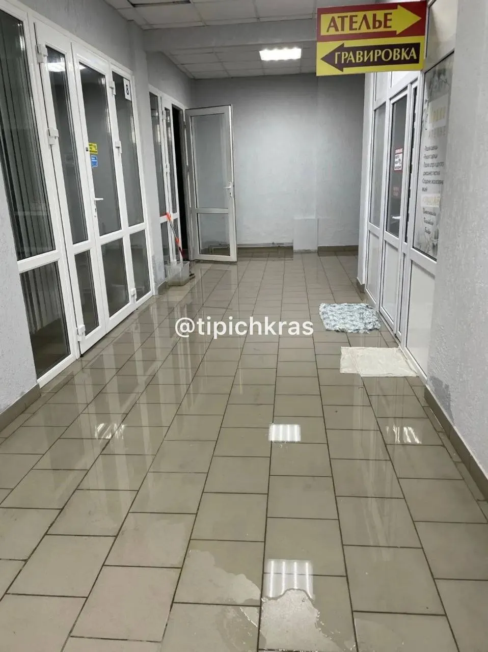 Владельцы нежилых помещений в доме на ул. Московская, 124/1 жалуются на подтопление цоколя, сквозные отверстия в фундаменте и переполненные ливнёвки — они не знают, в какие органы обращаться.