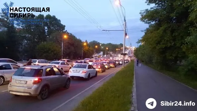 В рядах сибирских регионов ввели жёсткие лимиты на продажу топлива. В Иркутске работа розницы АЗС фактически парализована: люди стоят в очередях по 8–9 часов, междугородние автобусы рискуют остаться без запаса топлива.