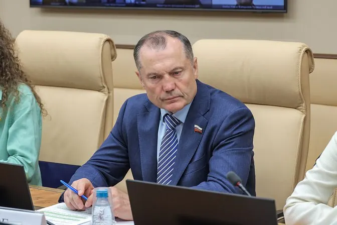 Член Комитета Совета Федерации предложил законодательно закрепить формат, при котором студенты вузов и колледжей будут проводить на базовых предприятиях до половины учебного времени. Критики отмечают отсутствие гарантий оплаты и защиты прав учащихся.