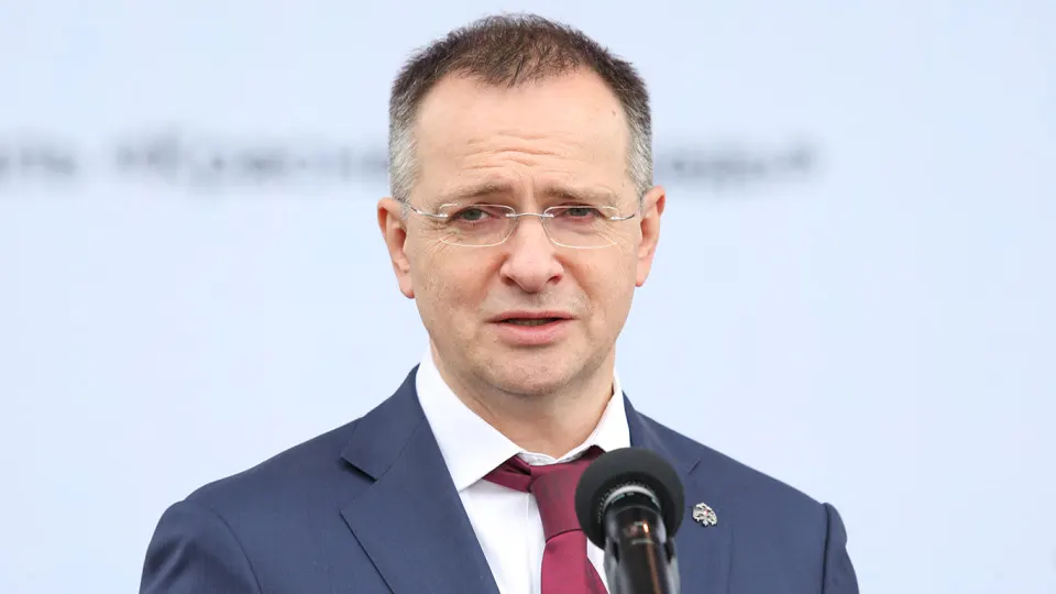 Помощник главы государства призвал ужесточить контроль за расходованием бюджетных средств в кино: проверять проекты на всех этапах, не допускать «посредственных» фильмов к прокату и применять цензурные механизмы. Одновременно государство расширяет поддержку «патриотических» картин и вводит новые ограничения на «дискредитирующий традиционные ценности» контент.