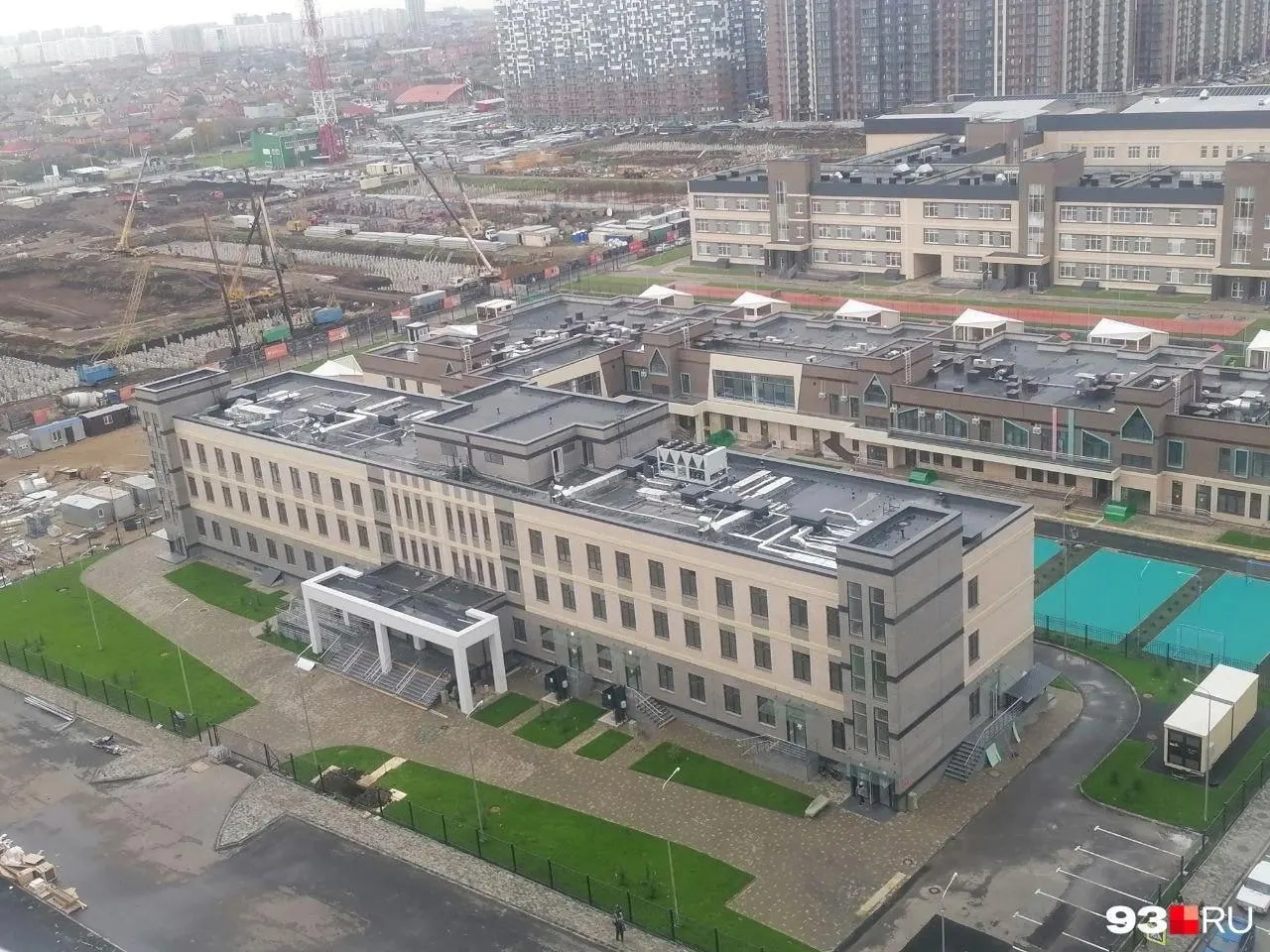 Здание филиала уже готово, его построили около полугода назад. Первоначально открытие обещали в 2025 году, но теперь запуск намечен на осень 2026-го, сообщили в Минздраве края.
