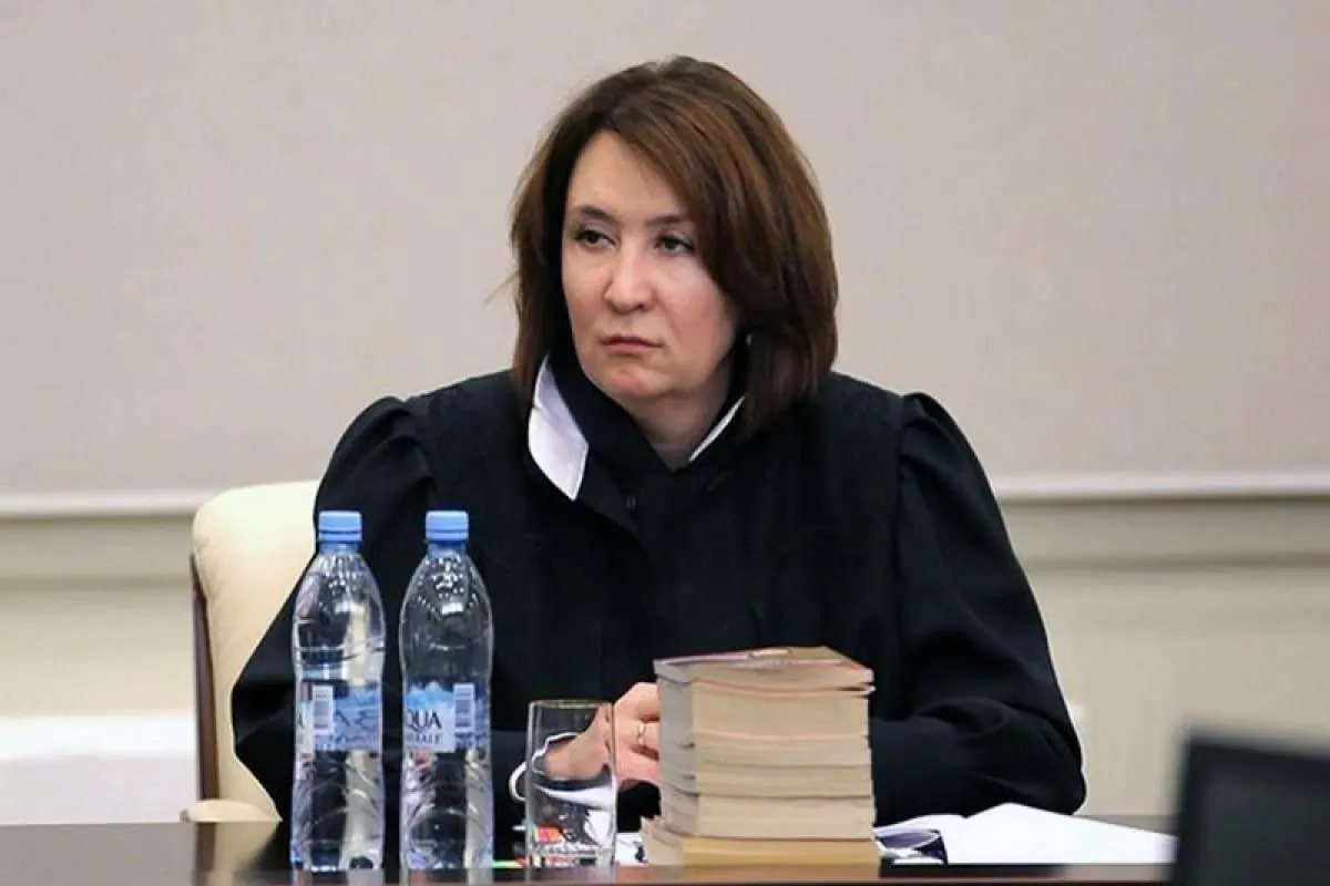 По решению суда у экс‑судьи Елены Хахалевой изъяли доли в компаниях, сотни объектов недвижимости, земельные участки общей площадью более 12,5 тыс. га и свыше 15,5 млн рублей. Хахалеву лишили полномочий в 2020 году, в 2021 году ей предъявили уголовные обвинения, позже она покинула Россию.