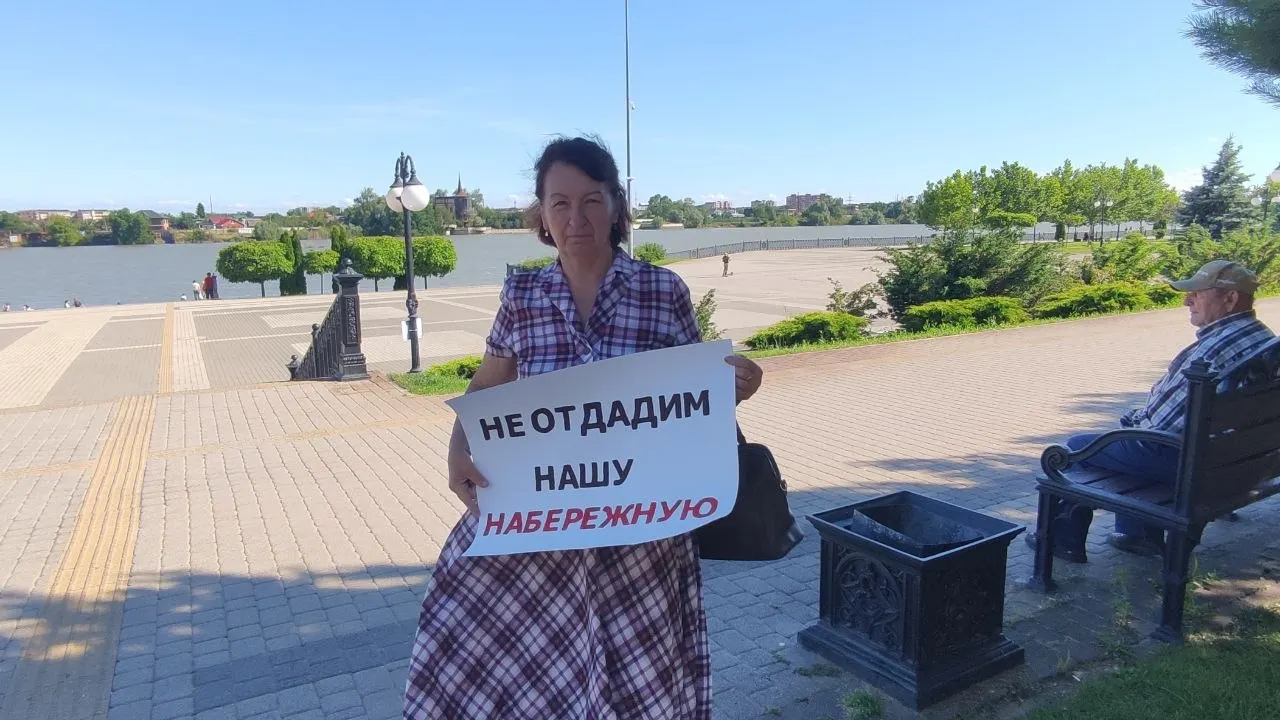 Жительница Юбилейного микрорайона пикетирует из‑за планов возвести храмовый комплекс на набережной — жители опасаются уничтожения зелёных зон и дефицита инфраструктуры.