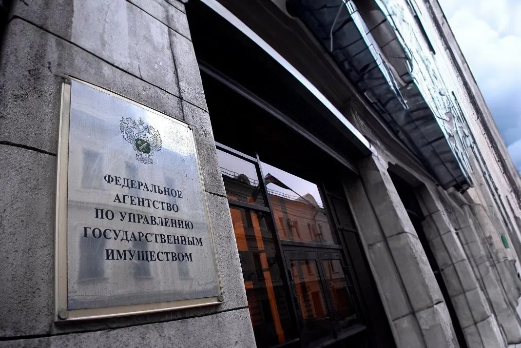 Закон отменяет ценовой порог и шестимесячную паузу между торгами — теперь государство сможет выставлять на продажу любое изъятое у коррупционеров жильё. Документ вступит в силу через 10 дней после публикации.