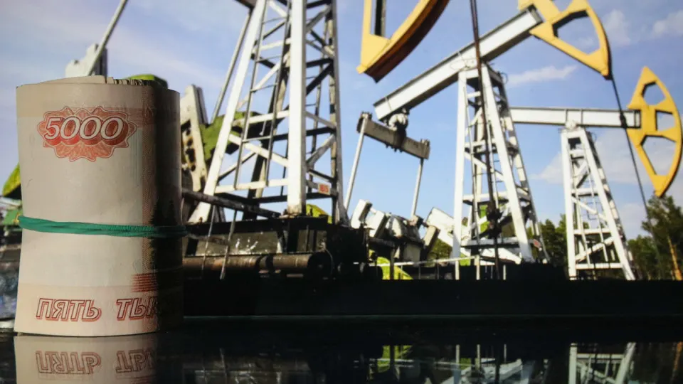Поступления от нефти и газа выросли в мае, но дополнительные доходы меньше ожиданий. Минфин предлагает секвестровать расходы, если не удастся ограничить траты.
