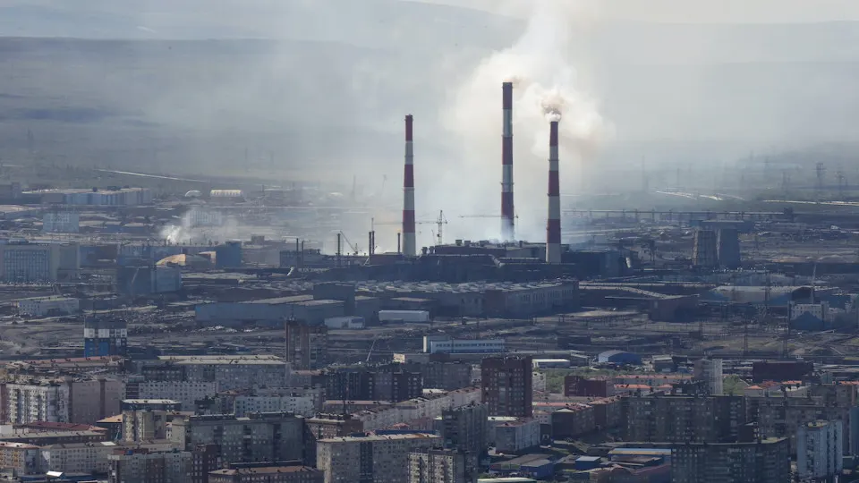 В мае объём промышленного производства снизился на 0,7% в годовом выражении. Атаки на НПЗ, обвальное падение металлургии и слабость несырьевого сектора усиливают риски для экономики и бюджета.