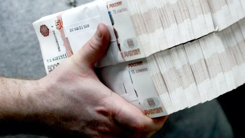 Сбер фиксирует усиление спроса на наличные — объём банкнот в обращении вырос до рекордных 20 трлн руб. Центробанк ужесточил контроль за снятиями и внесениями наличных.