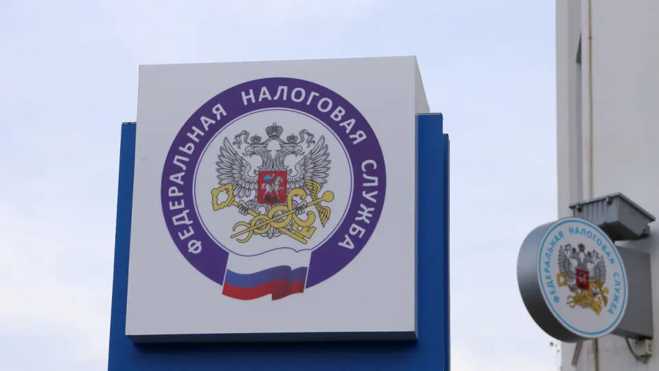 Налоговая служба массово отправляет письма работающим и безработным, у которых зафиксированы дорогие покупки без сопоставимых доходов. Проверки связаны с дефицитом бюджета и ростом наличных расчётов.