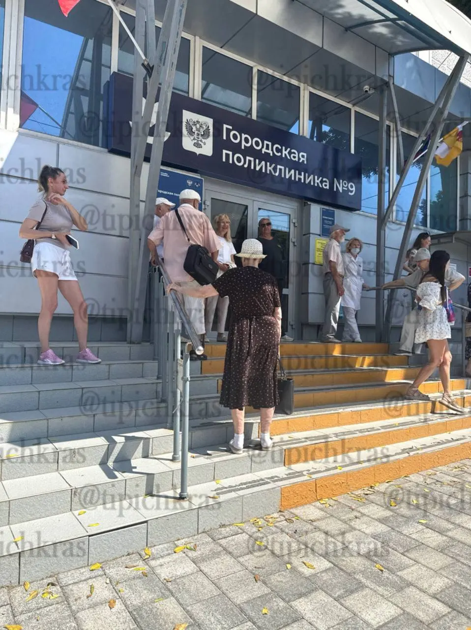 Эвакуация поликлиники №9 на улице Атарбекова из-за угрозы заминирования. Люди стоят на улице в жару, пока службы работают над ситуацией.