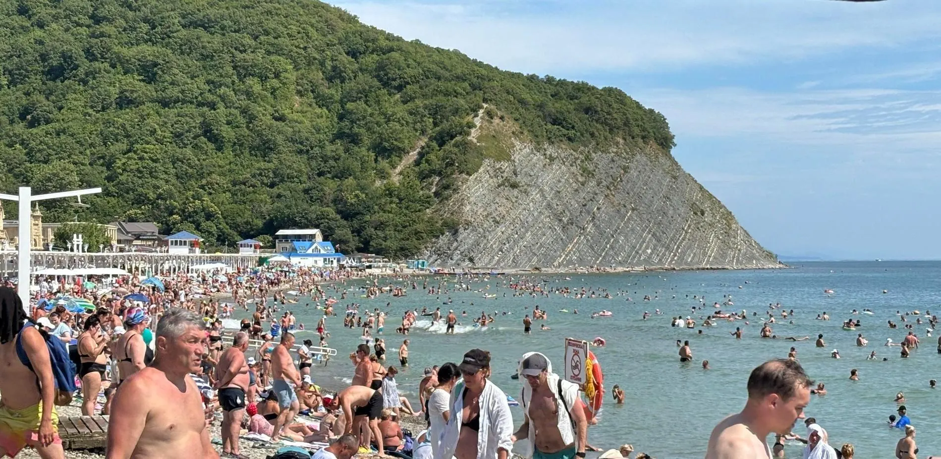 После падения беспилотника в курортном селе под Геленджиком погибли семь человек; репортаж о том, как здесь меняется повседневная жизнь.