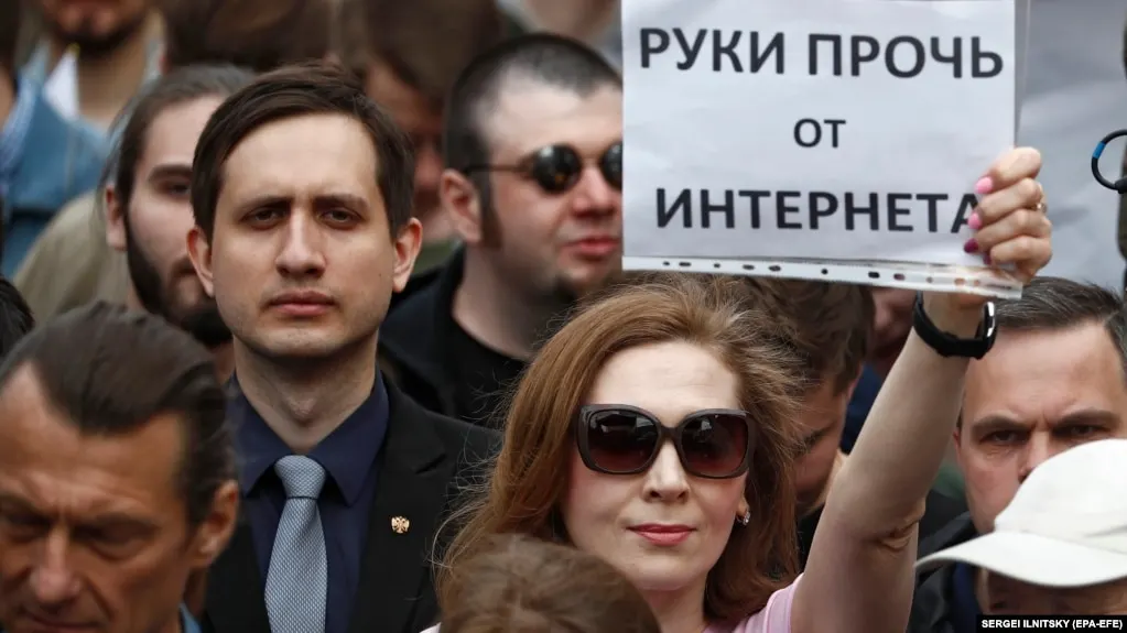 Власти ограничили доступ к VPN‑сервисам и заблокировали IP‑адреса более чем 20 популярных сервисов обхода блокировок; эксперты предупреждают о возможности повторных попыток блокировок.