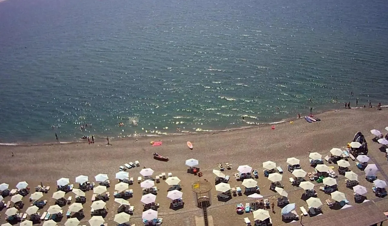 Антициклон держит Краснодарский край в пекле: температура поднимается до +39°C, море прогрелось до +26°C, а в Ейске вода достигает около +28°C.