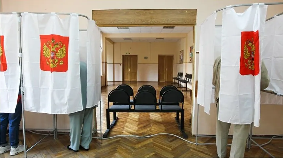 Документ, подготовленный Общественной палатой и Независимым общественным мониторингом, описывает поведение наблюдателей, фиксирование нарушений и взаимодействие с комиссиями.