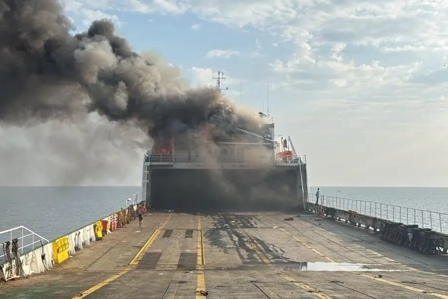 Дроны атаковали танкер NADEZHDA в Черном море недалеко от порта Новороссийск, судно получил повреждения и загорелось. Экипаж эвакуирован, на борту были 22 человека, включая 13 граждан Турции; причины и маршрут судна пока уточняются.