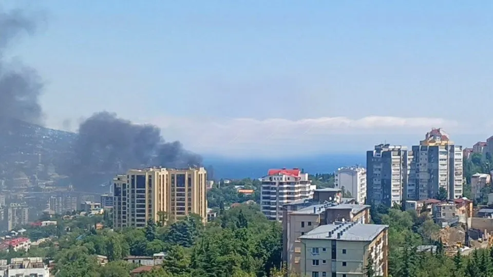Украина нанесла удар по побережью Ялты морскими и воздушными дронами; свидетели сообщили о пожаре в одном из заведений и возможной эвакуации.