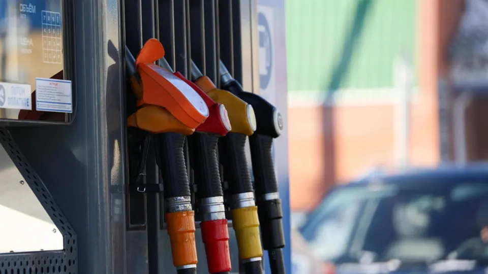 Из-за ударов по нефтепереработке возобновились перебои с топливом: ограничения на продажу бензина введены сразу в 16 регионах, включая Красноярский край и Башкортостан; власти призывают экономить и планировать поездки.