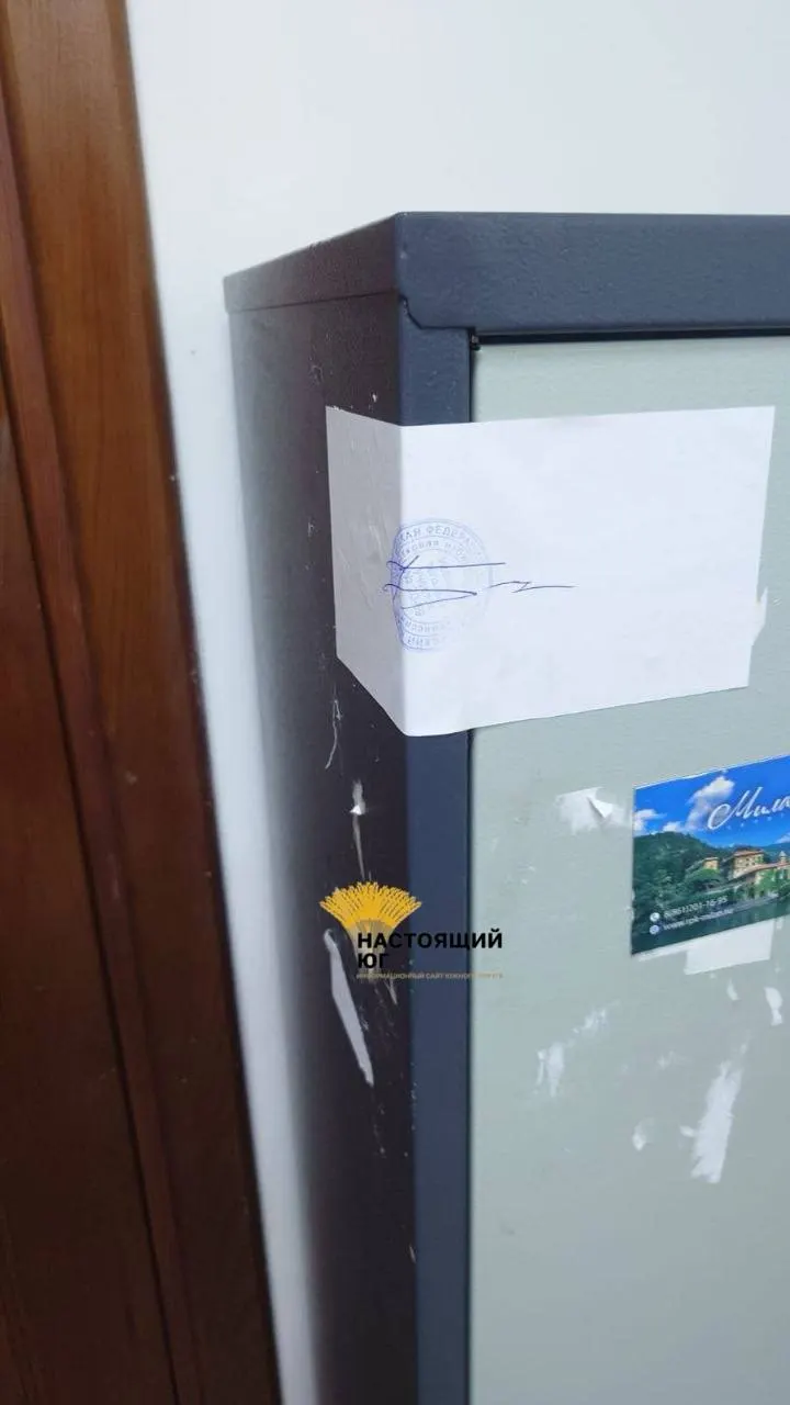 На участке №2059 в Юбилейном обнаружено вскрытие сейфа, в котором находились проголосованные бюллетени; злоумышленники повесили новую пломбу с поддельной подписью.