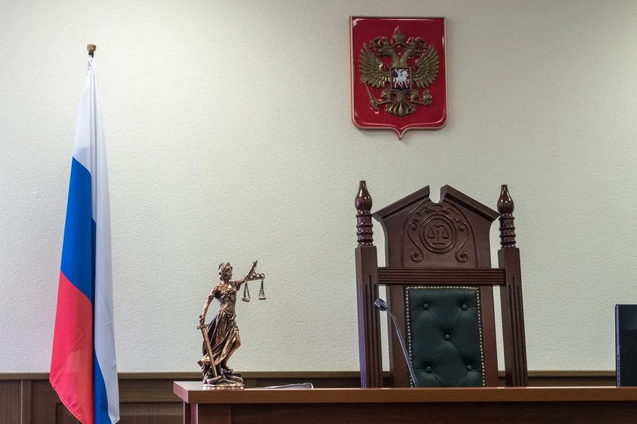Суд принял решение временно остановить рассмотрение уголовного дела в отношении Анны Елисеевой и одиннадцати застройщиков Волгоградской области.