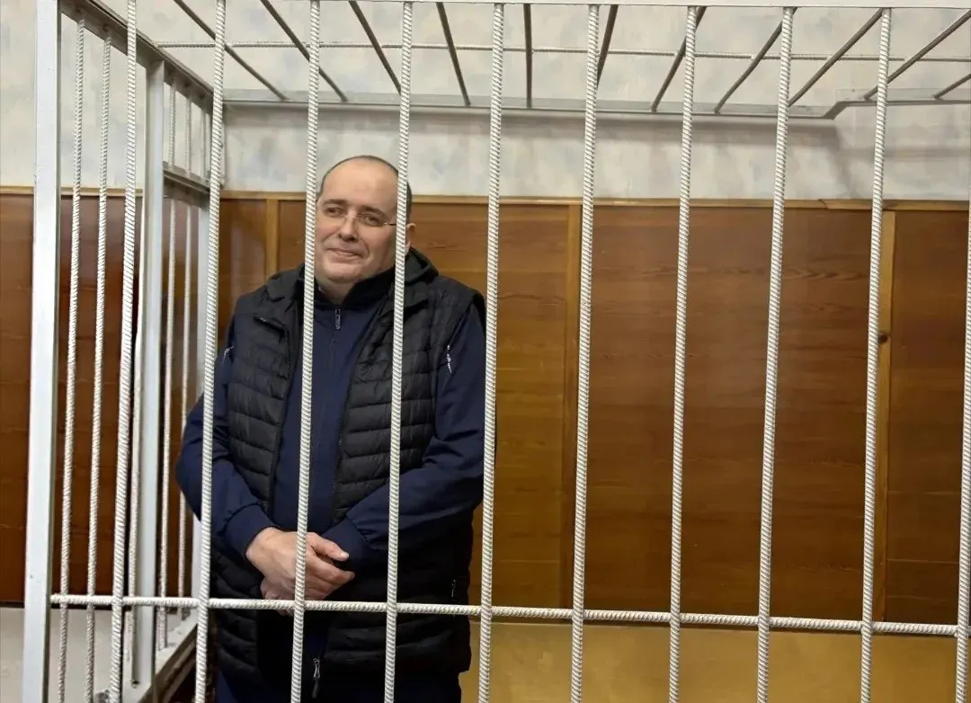 Экс-чиновник признан виновным в особо крупной взятке. Общая сумма взяток превысила 4 млн рублей; наказание включает 14 лет лишения свободы и крупный штраф.