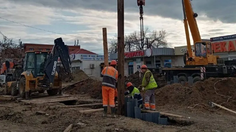 Открытие подземного перехода на Дзержинского в Краснодаре планируется в октябре 2026 года. Готовность объекта достигает 99%, завершаются финальные работы; штраф за задержку составил 23 миллиона рублей.