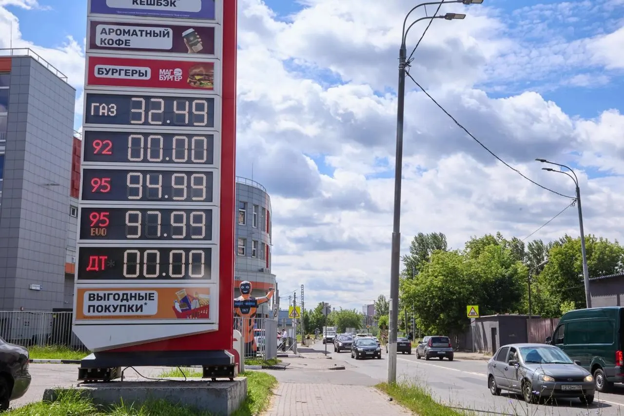 Рост числа дел и предупреждений ФАС на фоне топливного кризиса: примеры региональных данных и заметное удорожание бензина.