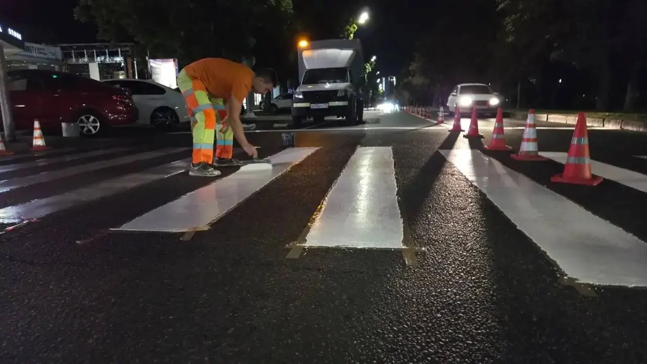 Дорожникам предстоит нанести более 26 тысяч квадратных метров новой разметки, часть из которой будет выполнена термопластиком.