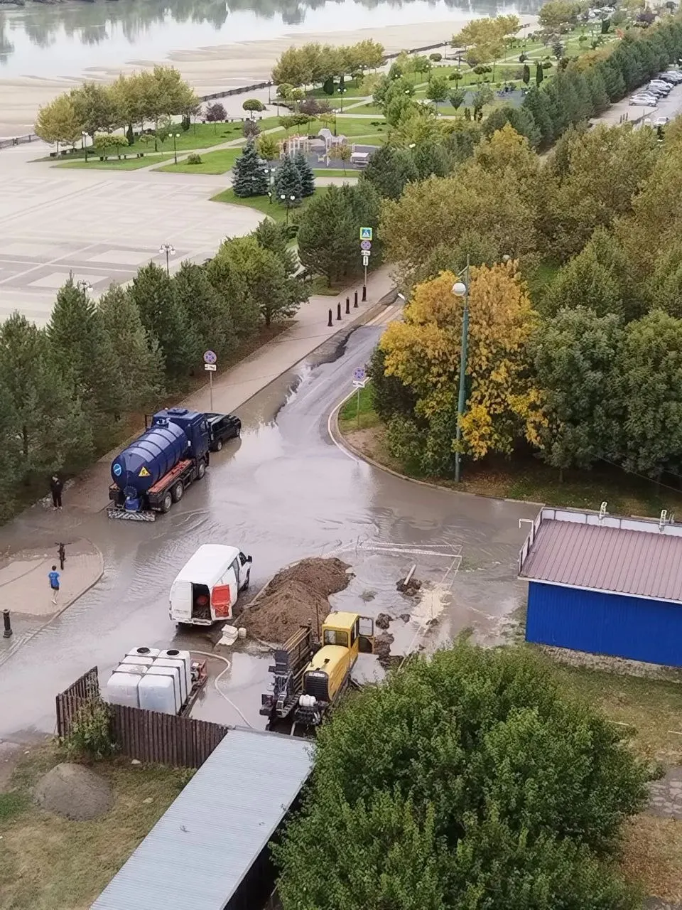 В Западном округе Краснодара временно прекращено водоснабжение по нескольким адресам. Аварийная бригада работает на месте, техническую воду можно набрать по адресу ул. Рождественская Набережная, 19.