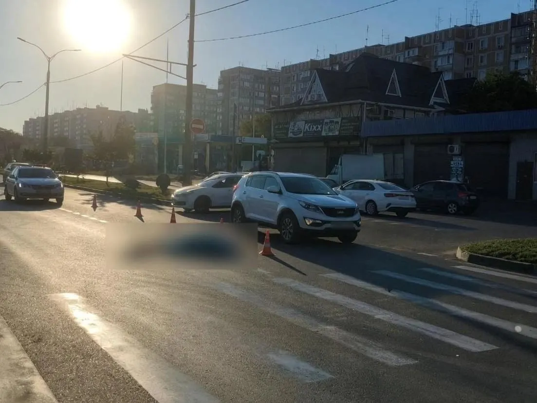 На улице Уральской в Краснодаре автомобиль сбил пешехода; мужчина погиб на месте.