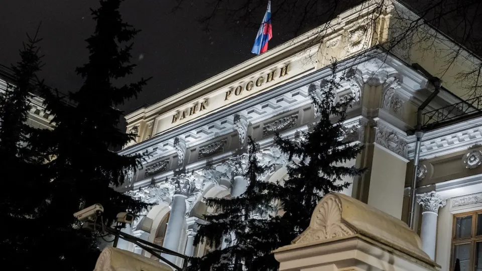 Центральный банк России расширяет возможности уведомления о лицах, фактически управляющих финансовыми организациями, включая теневых руководителей и связи между лицами и активами, с целью повышения прозрачности и снижения рисков.